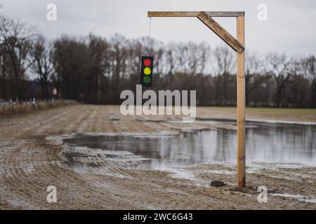 Ein Galgen mit einer symbolischen Ampel steht auf einem Feld bei Gablenz, 14.01.2024. IM Rahmen der Bauernproteste fordern viele Landwirte das Ende der Ampel-Koalition zwischen FDP, SPD und die Gruenen. Gablenz Deutschland *** Una forca con un semaforo simbolico si trova in un campo vicino a Gablenz, 14 01 2024 nell'ambito delle proteste degli agricoltori, molti agricoltori chiedono la fine della coalizione al semaforo tra FDP, SPD e Verdi Gablenz Germania Copyright: XFlorianxGaertnerx Foto Stock