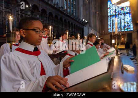La foto del 7 dicembre mostra i coristi del coro del King's College di Cambridge che preparano la prova finale per la registrazione della Christma Foto Stock