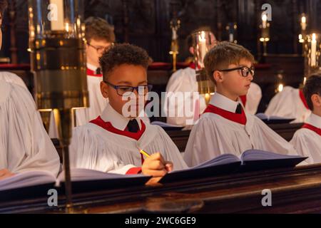 La foto del 7 dicembre mostra i coristi del coro del King's College di Cambridge che preparano la prova finale per la registrazione della Christma Foto Stock