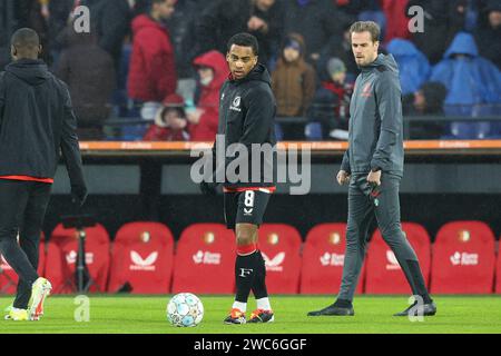 ROTTERDAM, NEDERLAND - 14 GENNAIO: Riscaldamento del Quinten Timber di Feyenoord durante la partita olandese Eredivisie tra Feyenoord e NEC Nijmegen allo Stadion Feijenoord il 14 gennaio 2024 a Rotterdam, Nederland. (Foto di Hans van der Valk/Orange Pictures) Foto Stock