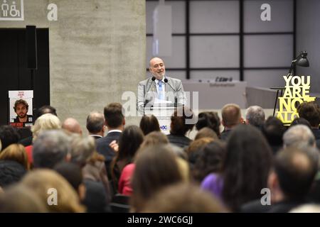 Der Starpianist Igor Levit spielte am Sonntag 14.01.2024 in der James-Simon-Galerie a Berlino ein Konzert zum Gedenken an die israelischen Hamas-Geiseln. Foto: Der israelische Botschafter Ron Prosor waehrend seiner Rede vor dem Auftritt des Pianisten Levit Unter den Entfuehrten ist den Angaben zufolge auch der 22-jaehrige pianista Alon Ohel, der bei dem Terrorueberfall auf Israel AM 7. Oktober waehrend des Nova Musik Festivals in der naehe des Kibbuz re im verschleppt wurde. An Sein Schicksal und das der anderen Geiseln Will Die Initiative Das gelbe piano erinnern, indem an oeffentlichen Orten Foto Stock