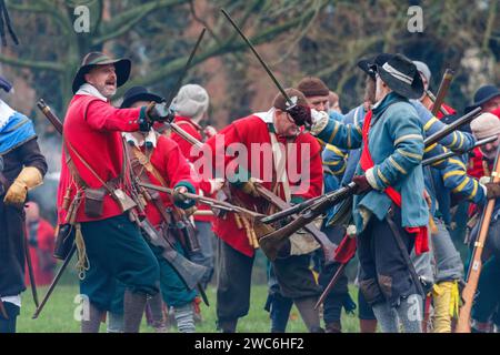 Reenattori della guerra civile che prendono parte all'annuale battaglia di Nantwich Foto Stock