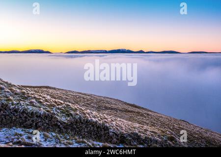 Inversione delle nuvole/inversione della temperatura nel Lake District National Park, Regno Unito. Helvellyn in lontananza vista da High Street Foto Stock