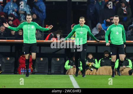 ROTTERDAM, NEDERLAND - 14 GENNAIO: Riscaldamento dell'arbitro Assistente Rogier Honig, dell'arbitro Sander van der Eijk, dell'arbitro Assistente Yorick Weterings durante l'Eredivisie match olandese tra Feyenoord e NEC Nijmegen allo Stadion Feijenoord il 14 gennaio 2024 a Rotterdam, Nederland. (Foto di Hans van der Valk/Orange Pictures) Foto Stock