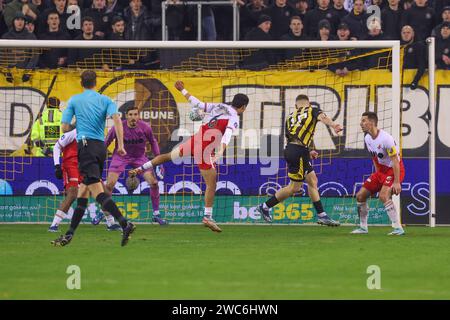 ARNHEM, PAESI BASSI - 14 GENNAIO: Il portiere Vasilis Barkas dell'FC Utrecht, CAN Bozdogan dell'FC Utrecht, Kacper Kozlowski del Vitesse sta facendo un colpo di testa durante l'Eredivisie match olandese tra Vitesse e FC Utrecht allo Stadion Gelredome il 14 gennaio 2024 ad Arnhem, Paesi Bassi. (Foto di Ben Gal/Orange Pictures) Foto Stock