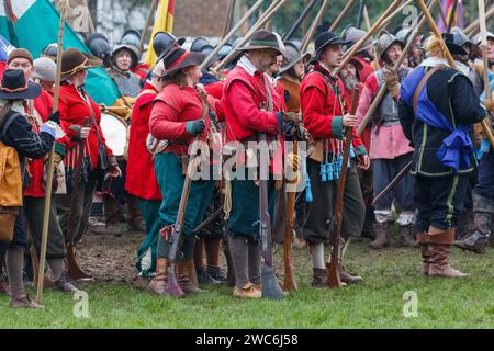 Reenattori della guerra civile che prendono parte all'annuale battaglia di Nantwich Foto Stock