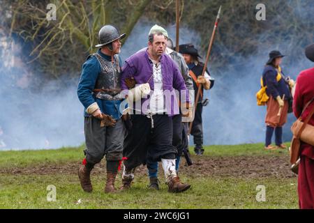 Reenattori della guerra civile che prendono parte all'annuale battaglia di Nantwich Foto Stock