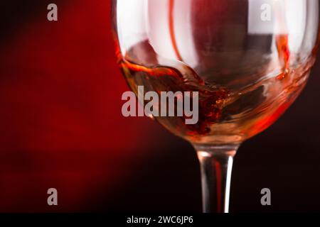 Riempire un bicchiere di vino rosso. Foto Stock