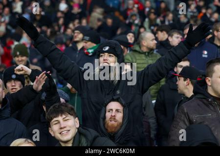 ROTTERDAM, NEDERLAND - 14 GENNAIO: Tifosi e tifosi del Feyenoord durante la partita olandese Eredivisie tra Feyenoord e NEC Nijmegen allo Stadion Feijenoord il 14 gennaio 2024 a Rotterdam, Nederland. (Foto di Hans van der Valk/Orange Pictures) Foto Stock