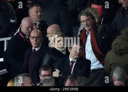 Direttore dello sport all'INEOS Sir David Brailsford (a sinistra) e CEO di INEOS Sport Sir Jim Ratcliffe (a destra) con la partner Catherine polli in tribuna nella partita di Premier League all'Old Trafford, Manchester. Data foto: Domenica 14 gennaio 2024. Foto Stock