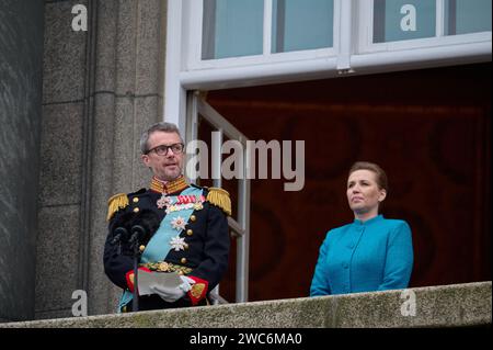 Copenhagen, Danimarca. 14 gennaio 2024. 2024-01-14 COPENAGHEN DENMARKIl principe ereditario Frederik diventa re di Danimarca e il titolo Frederik X. foto: Sua Maestà re Frederik X esce dal balcone del palazzo di Christiansborg e il primo ministro mette Frederiksen proclama il cambio di trono. Re Frederik parla e si conclude con il suo motto. FOTO: Stefan Lindblom/TT code 20116 credito: TT News Agency/Alamy Live News Foto Stock