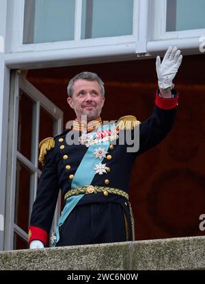 Copenhagen, Danimarca. 14 gennaio 2024. 2024-01-14 COPENAGHEN DENMARKIl principe ereditario Frederik diventa re di Danimarca e il titolo Frederik X. foto: Sua Maestà re Frederik X esce dal balcone del palazzo di Christiansborg e il primo ministro mette Frederiksen proclama il cambio di trono. Re Frederik parla e si conclude con il suo motto. FOTO: Stefan Lindblom/TT code 20116 credito: TT News Agency/Alamy Live News Foto Stock