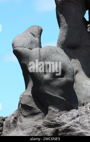 Formazione di roccia lavica sulla spiaggia Playa de Bollullo, Tenerife, Isole Canarie, Spagna Foto Stock