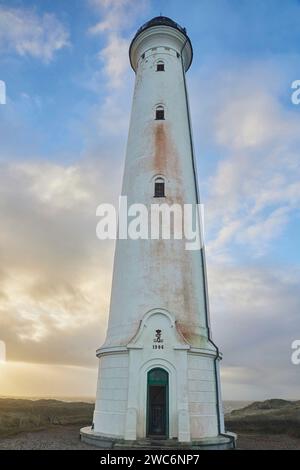 Faro al tramonto nella città costiera di Hvide Sande Danimarca Foto Stock