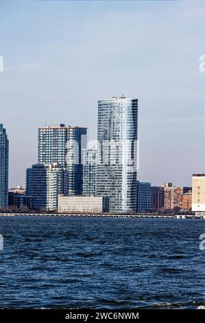 Elipse at Newport domina il Newport Waterfront Complex, un complesso residenziale/commerciale che si estende fino al fiume Hudson. Foto Stock