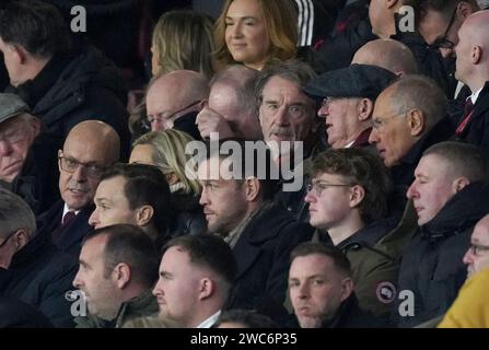 Da sinistra a destra, Direttore dello Sport dell'INEOS Sir David Brailsford, CEO di INEOS Sport Sir Jim Ratcliffe e Sir Alex Ferguson negli stand durante la partita di Premier League a Old Trafford, Manchester. Data foto: Domenica 14 gennaio 2024. Foto Stock