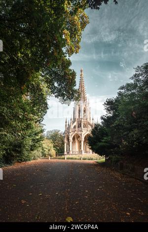 Monumento della dinastia a Bruxelles. Monumento a Re Leopoldo I.. Obelisco gotico nel parco di Laeken Foto Stock