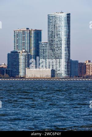 Elipse at Newport domina il Newport Waterfront Complex, un complesso residenziale/commerciale che si estende fino al fiume Hudson. Foto Stock