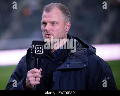 Fabian Wohlgemuth (VfB Stoccarda, Sportdirektor) im intervista bei DAZN. Borussia Moenchengladbach vs. VfB Stuttgart, Fussball, Bundesliga, 17. Spieltag, Saison 2023/2024, 14.01.2024 DFB/DFL Regulations vieta qualsiasi uso di fotografie come sequenze di immagini e/o quasi-video foto: Eibner-Pressefoto/Thomas Haesler Foto Stock