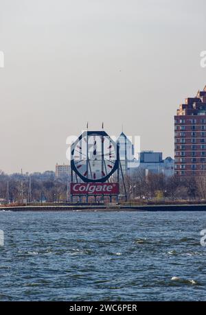 Il Colgate Clock, un punto di riferimento non ufficiale originariamente in cima al quartier generale della Colgate-Palmolive in Hudson Street, è ora gestito dalla vicina Goldman Sachs. Foto Stock
