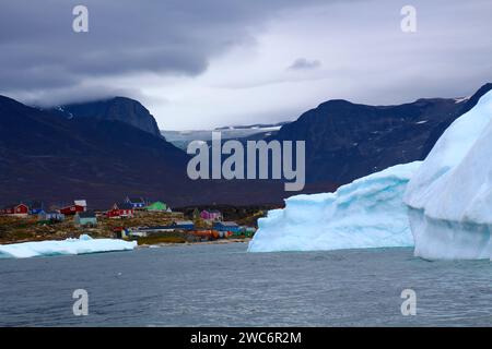Case sulla costa di Ilulissat, Groenlandia, Danimarca Foto Stock