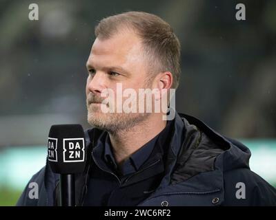 Fabian Wohlgemuth (VfB Stoccarda, Sportdirektor) im intervista bei DAZN. Borussia Moenchengladbach vs. VfB Stuttgart, Fussball, Bundesliga, 17. Spieltag, Saison 2023/2024, 14.01.2024 DFB/DFL Regulations vieta qualsiasi uso di fotografie come sequenze di immagini e/o quasi-video foto: Eibner-Pressefoto/Thomas Haesler Foto Stock