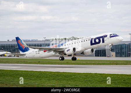 LOT Polish Airlines Embraer E195 con livrea "Grześki" decolla da Leopoli Foto Stock