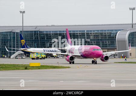 Wizzair Airbus A320 rullaggio per il decollo da Leopoli con Ryanair Boeing 737-800 in background Foto Stock