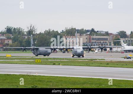 Un paio di aerei da trasporto militari Lockheed C-130 Hercules dell'aeronautica statunitense che rullano per il decollo da Leopoli Foto Stock