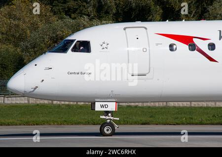 Primo piano della cabina di pilotaggio Embraer E195 dell'Austrian Airlines mentre rullava dopo l'atterraggio a Leopoli Foto Stock