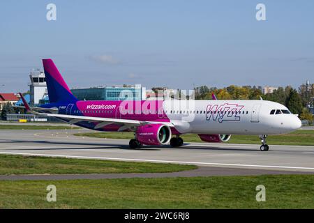 WizzAir Airbus A321 NEO della compagnia aerea ungherese low-cost rallentando dopo l'atterraggio a Leopoli Foto Stock