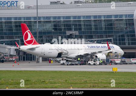 Turkish Airlines Airbus A321 NEO al gate di Leopoli imbarco per un volo per Istanbul, Turchia Foto Stock