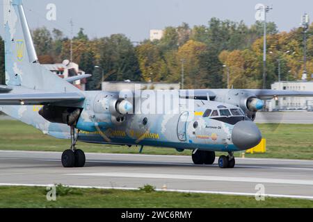 Forze armate ucraine Anotonov An-26 "Phoenix" che rallentano dopo l'atterraggio a Leopoli Foto Stock