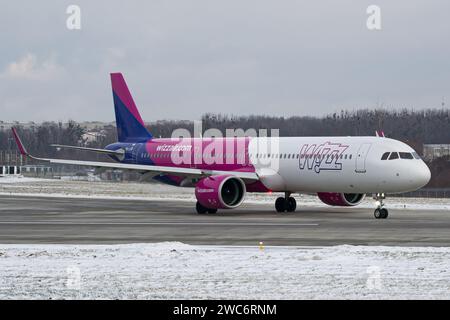 WizzAir Airbus A321 NEO della compagnia aerea ungherese low-cost rullando per il decollo dalla nevosa Leopoli Foto Stock