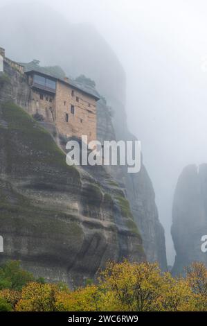 Vista del Sacro Monastero di San Nicola Anapafsas a Meteora, Grecia Foto Stock