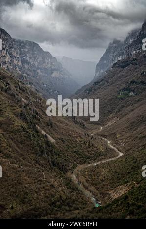 Vista invernale della Gola di Vikos, considerata la gola più profonda del mondo dal Guinness dei primati, in Epiro, Grecia Foto Stock