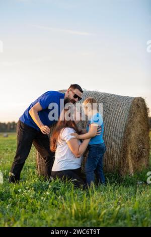 Divertiti con giochi di famiglia con il figlio nel prato estivo in una bella giornata calda. Foto Stock