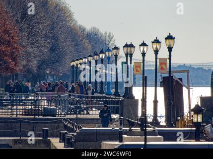 Battery Park City Esplanade è una popolare strada turistica e jogger lungo il fiume Hudson, all'estremità meridionale di Manhattan. Foto Stock