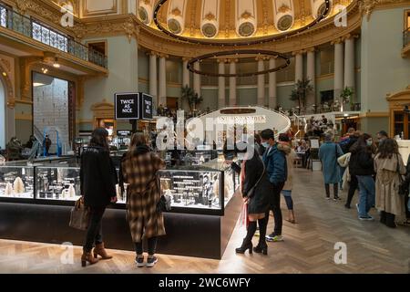 Lussuoso centro commerciale al coperto situato sulla Meir, la strada principale dello shopping nella città di Anversa. Foto Stock