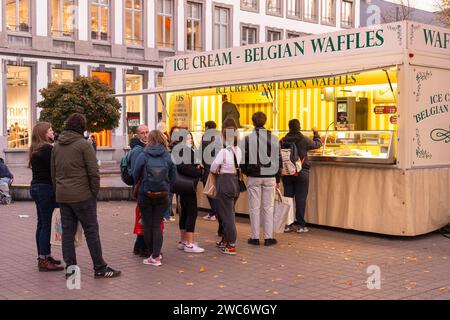 Ad Anversa, la gente fa la fila per i deliziosi waffle belgi. Foto Stock