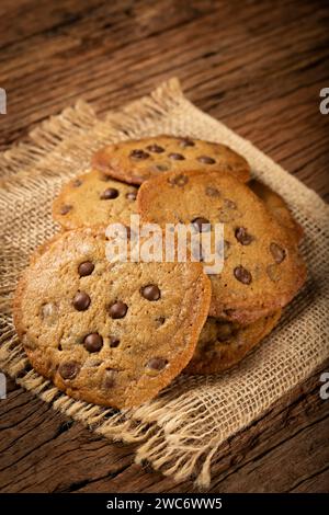 Deliziosi biscotti al cioccolato su un tavolo di legno. Foto Stock