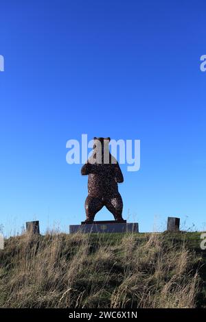 Dunbear, una scultura in acciaio di 5 metri di Andy Scott, creata come tributo al naturalista pionieristico John Muir (1838-1914), Dunbar, Scozia Foto Stock