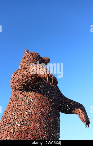 Dunbear, una scultura in acciaio di 5 metri di Andy Scott, creata come tributo al naturalista pionieristico John Muir (1838-1914), Dunbar, Scozia Foto Stock