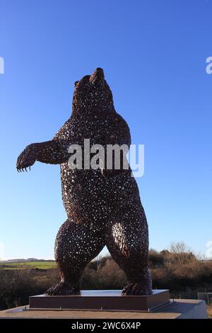 Dunbear, una scultura in acciaio di 5 metri di Andy Scott, creata come tributo al naturalista pionieristico John Muir (1838-1914), Dunbar, Scozia Foto Stock