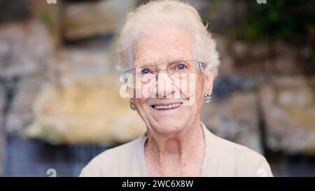 Ritratto di una nonna felice sorridente alla macchina fotografica Foto Stock
