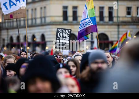 Demonstranten mit Schildern bei einer Demonstration gegen Rechts auf dem Pariser Platz am Brandenburger Tor AM 14. Gennaio 2024 a Berlino. Manifestanti gegen Rechts a Berlino *** manifestanti con cartelli in una manifestazione contro la destra a Pariser Platz alla porta di Brandeburgo il 14 gennaio 2024 a Berlino dimostrazione contro la destra a Berlino Foto Stock