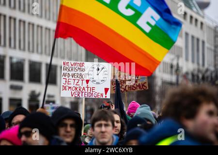 Demonstranten mit Schildern bei einer Demonstration gegen Rechts auf dem Pariser Platz am Brandenburger Tor AM 14. Gennaio 2024 a Berlino. Manifestanti gegen Rechts a Berlino *** manifestanti con cartelli in una manifestazione contro la destra a Pariser Platz alla porta di Brandeburgo il 14 gennaio 2024 a Berlino dimostrazione contro la destra a Berlino Foto Stock