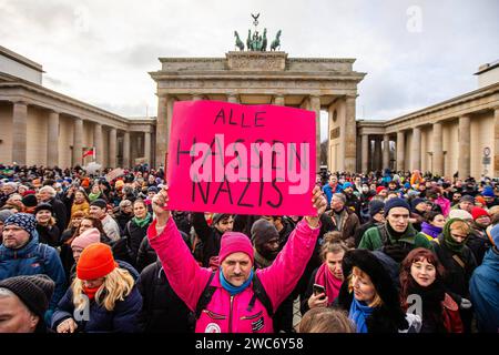 Demonstranten mit Schildern bei einer Demonstration gegen Rechts auf dem Pariser Platz am Brandenburger Tor AM 14. Gennaio 2024 a Berlino. Manifestanti gegen Rechts a Berlino *** manifestanti con cartelli in una manifestazione contro la destra a Pariser Platz alla porta di Brandeburgo il 14 gennaio 2024 a Berlino dimostrazione contro la destra a Berlino Foto Stock