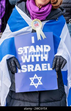 Trafalgar Square, Londra, Regno Unito. 14 gennaio 2024. Migliaia di persone si sono unite al raduno di Israele tenutosi a Londra per celebrare 100 giorni da quando gli ostaggi sono stati catturati in seguito all'attacco terroristico contro Israele da parte di Hamas. L'evento includeva una serie di oratori, tra cui membri della famiglia di alcuni dei 136 ostaggi ancora tenuti prigionieri, e spettacoli musicali di artisti israeliani. 1.400 israeliani sono stati brutalmente assassinati e 240 ostaggi sono stati presi quando Hamas ha invaso Israele il 7 ottobre 2023. Foto di Amanda Rose/Alamy Live News Foto Stock