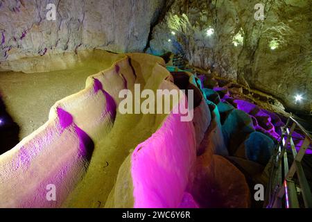 Formazione di grotta, piscine ondulate in pietra di rimstone all'interno della Grotta illuminata di Stopica, Rozanstvo, Serbia Foto Stock